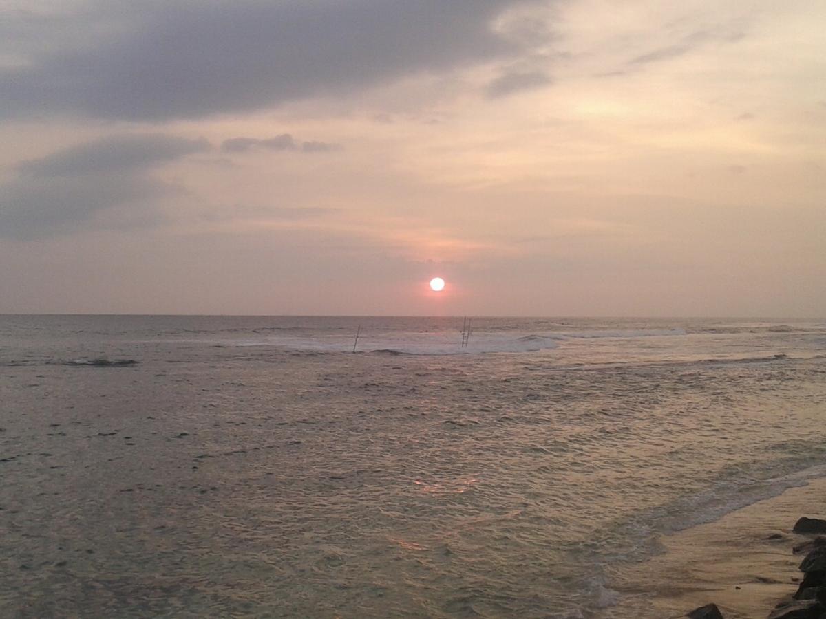 Sunset Surfing Beach Resort Matara Eksteriør billede